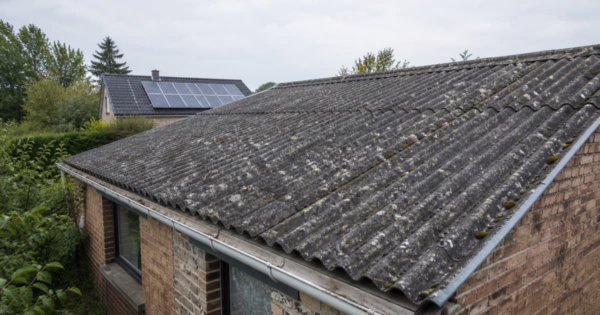 Plaques ondulees anciennes et projet solaire sur une toiture distincte